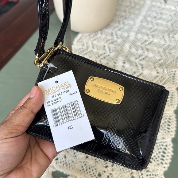 Micheal kors Elegant Black Patent Leather Wristlet - Picture 5 of 10